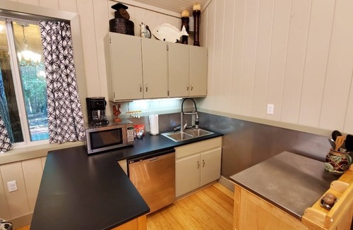 Springville Cottage | Modern Chef's Cottage + Fishing & Trails