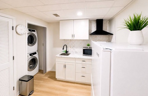 Lilburn House | Modern Cozy Retreat 2BR Free Parking 1 Gig WiFi Near Stone Mountain