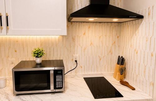 Lilburn House | Modern Cozy Retreat 2BR Free Parking 1 Gig WiFi Near Stone Mountain