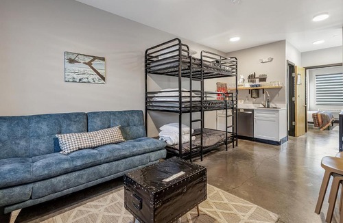 Pacific Hotel | Modern Family suite for 5 near St Louis with pool