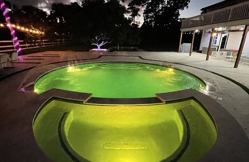Greenacres House | Modern home with Swimming pool and 5 acre lot