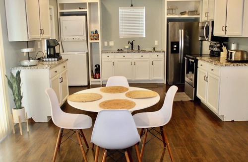 Dacula House | Modern & Homely Basemant with private entrance/king bed