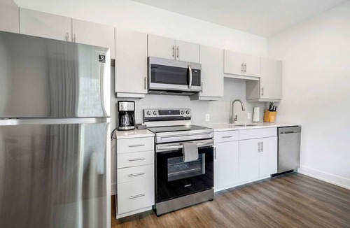 SoNo Apartment | Modern King Studio Downtown ATL Apartment