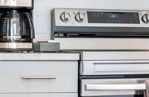 SoNo Apartment | Modern King Studio Downtown ATL Apartment