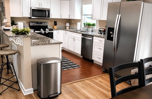 Knoxville House | Modern Knoxville Retreat/Clean Calm Comfort Family or Work/Near UT & Downtown