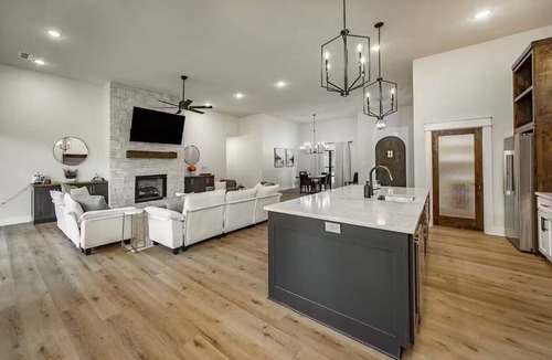 Edgemont House | Modern Lakefront home with lake access.