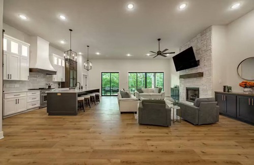 Edgemont House | Modern Lakefront home with lake access.