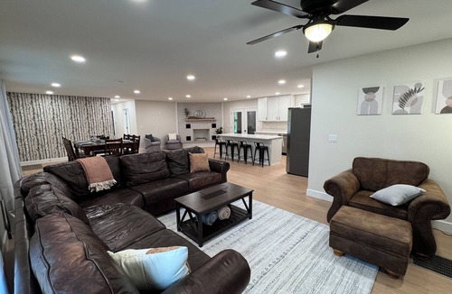 Gilbertsville Cottage | Modern Lakehouse by Moors Marina -Firepit, Grill, Gameroom, Pool Table