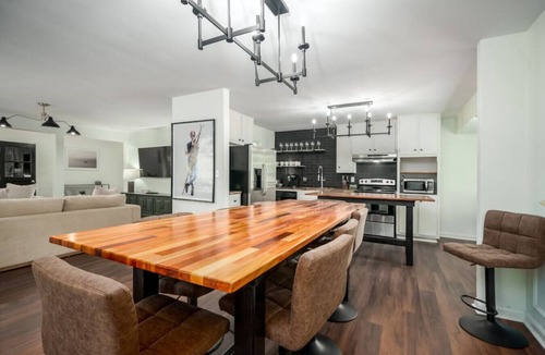 Crestwood South House | Modern Lodge Home near Downton w/Hot Tub