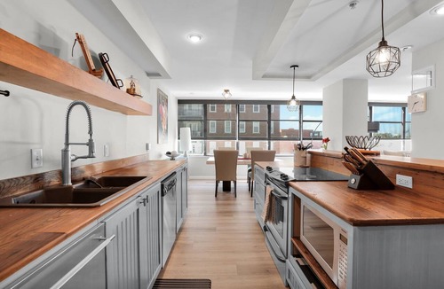 Historic District - North Condo | Modern Loft w/Soaring Views of City + Reserved Parking by Lucky Savannah
