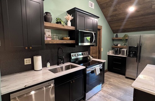 Forsyth House | Modern Luxury Cabin Retreat on Private Gated 85 Acres Near I-75