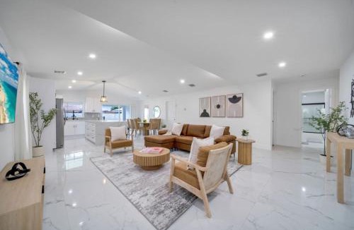 Lake Worth House | Modern Luxury Retreat - Centrally Located in WPB