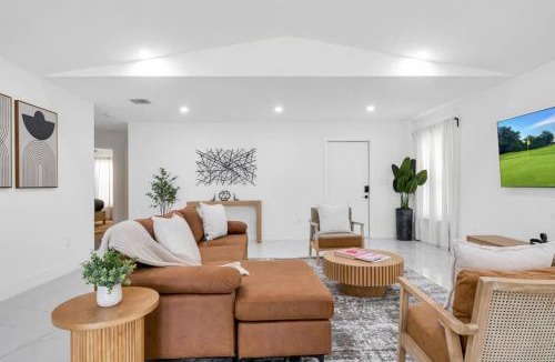 Lake Worth House | Modern Luxury Retreat - Centrally Located in WPB