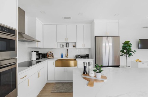 Coral Way House | Modern Miami Home- 5 min from Coral Gables & Coconut Grove, 15 min from Brickell