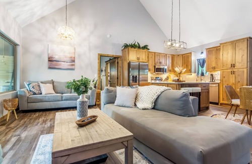 Ellijay House | Modern Mountain Luxury w/Hot tub, BBQ, Hammock, Foosball, Cornhole + More!