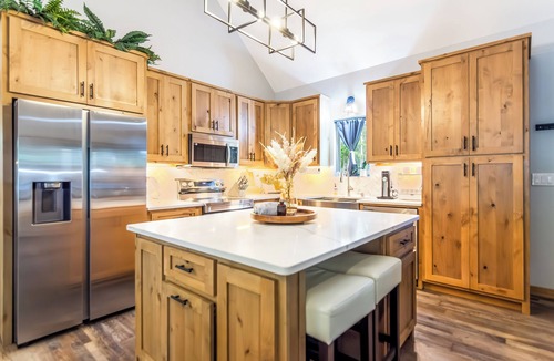 Ellijay House | Modern Mountain Luxury w/Hot tub, BBQ, Hammock, Foosball, Cornhole + More!