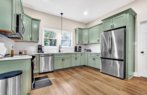 Piedmont House | Modern Remodeled Farmhouse - Great Location