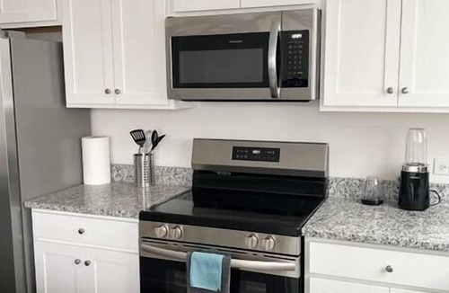 Pendergrass House | Modern Retreat Near Chateau Elan & Raceway