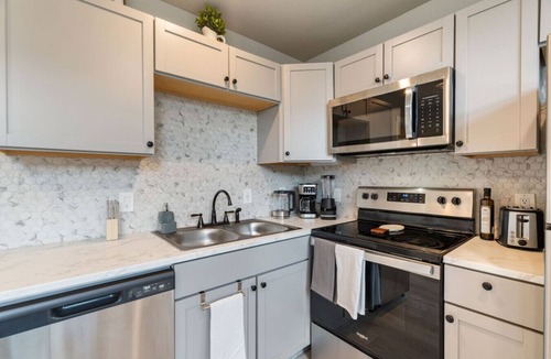 St. Johns House | Modern Studio + Loft & Full Bath | Cozy Stay