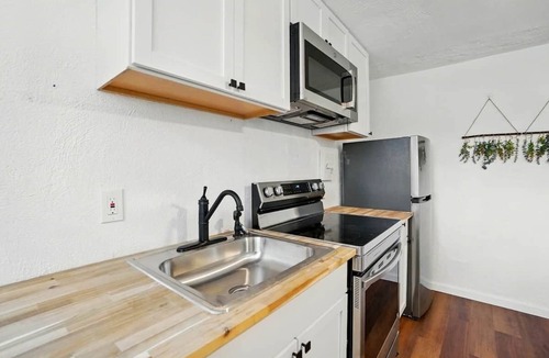 Roselawn Finance Apartment | Modern Studio W/Parking/Long-Term Ready