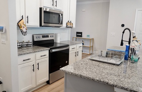 Oakwood House | Modern Townhome, minutes from golf course!