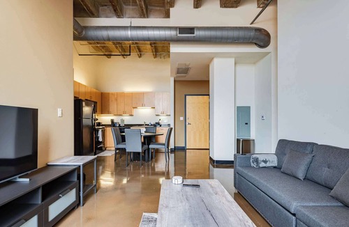 West Loop Apartment | Modern West Loop Gem-City Views & Prime Location 5