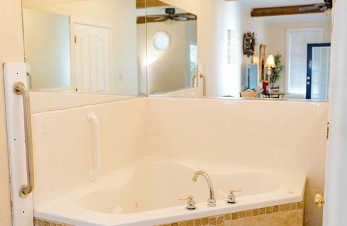 Versailles Bed & Breakfast | Montgomery Inn BnB