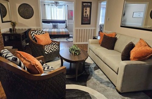 Southwind House | MONTHLY STAYS- 5 BR+ Extra Space Bed with Pool- Master Downstairs