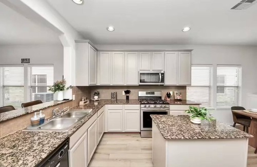 Klein House | Monthly & Weekly Discounts ▪ Near Airport ▪ Garage ▪ Full Kitchen ▪ Spring Klein