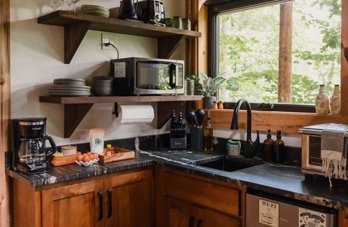 Primrose Cabin | Morel Glamping Cabin with Wifi