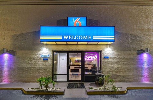 Dalton Hotel | Motel 6-Dalton, GA