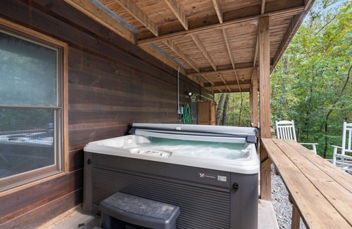 Ellijay Cabin | Mountain Cabin with fire-pit, game room and fireplace & hot tub! 4BR 4 bathroom