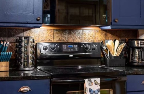 Foxfire Estates Cabin | Mountain Cozy Cabin: HotTub Firepit Game Rm Family Friendly 10 Mins to Downtown!