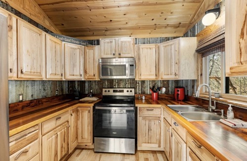 Cleveland Cabin | Mountain escape with hot tub