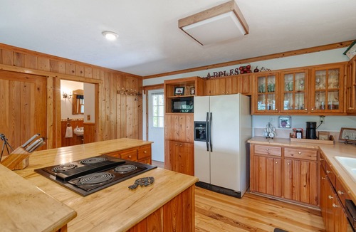 Cullowhee House | Mountain Getaway~Hot Tub~Fire Pit~Lake Glenville ~Fully Equipped Kitchen