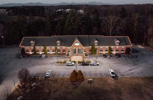 Flat Rock Hotel | Mountain Inn & Suites Flat Rock