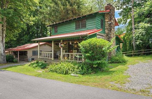 Maggie Valley Cabin | MOUNTAIN JOY COTTAGES #5 - STARS AND STRIPES