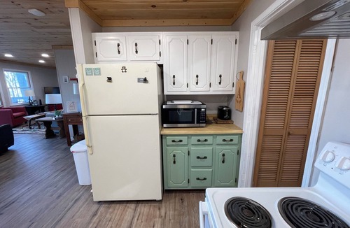 Sky Valley Cabin | Mountain Resort Cabin with outdoor gas firepit, and mountain stream!