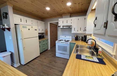 Sky Valley Cabin | Mountain Resort Cabin with outdoor gas firepit, and mountain stream!