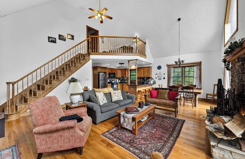 Berkeley Springs Ski Chalet | Mountain Retreat w Hot Tub, Grill, Deck & More!