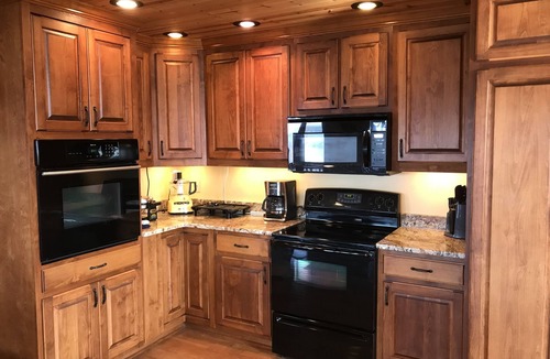 Rabun Gap Cabin | MOUNTAIN TOP RETREAT - STUNNING VIEWS! Hot tub, secluded, family friendly, 5BR!