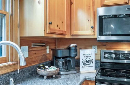Ridgeline Vistas Cabin | Mountain View Cabin w/Hot Tub & Game Room