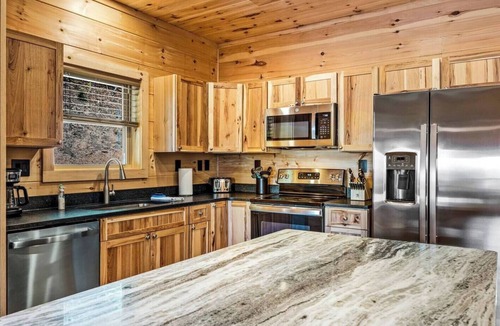Franklin Cabin | Mountain Views + Hot Tub | Private 5BR Cabin Near Franklin NC