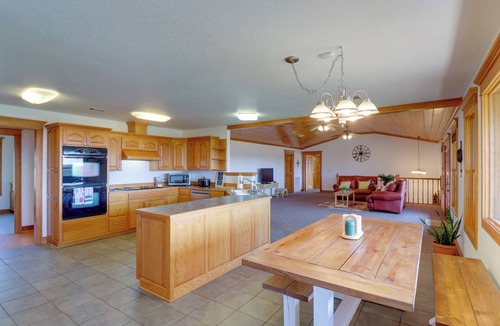 Fairfield Bay Cottage | Mountain Views + Shared Pool: Ozarks Family Home