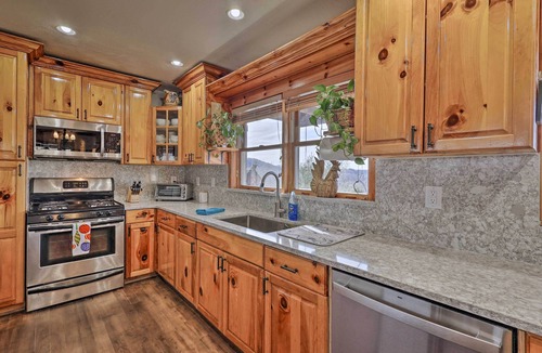 Piney Creek Cabin | Mtn Views & Fire Pit: Rustic Piney Creek Cabin