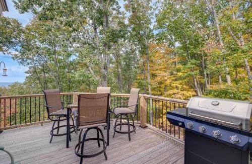 Caldwell House | Mtn Views & Spacious Deck! Modern Caldwell Getaway