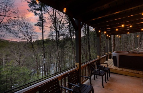 Raccoon Ridge Cabin | Mystical River Cabin | Themed Rooms & Hot Tub