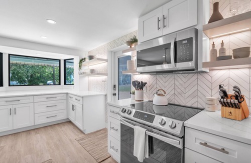Gulf Gate Estates Cottage | Near Siesta Key with Private Pickleball Court and Heated Saltwater Pool with Spa