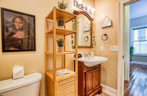 Metropolitan Apartment | Near Starland & River St - Private Patio & BBQ - Parking