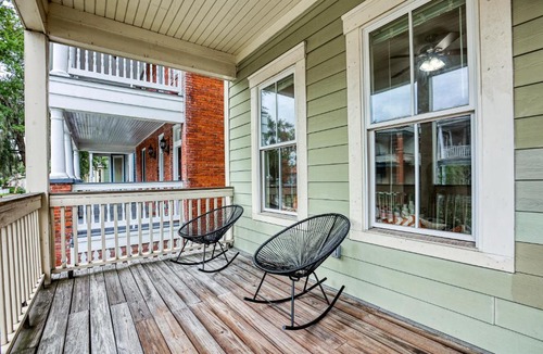 Metropolitan Apartment | Near Starland & River St - Private Patio & BBQ - Parking